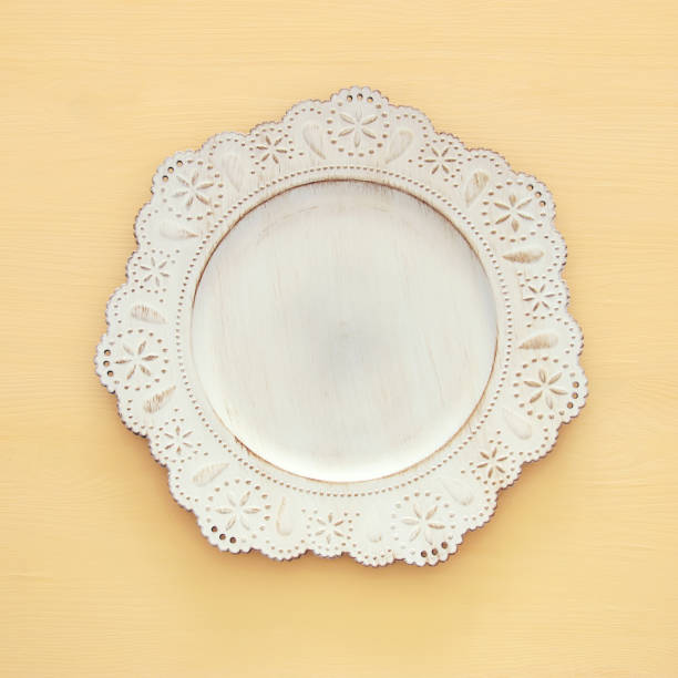 vue de dessus de l’assiette vide blanc vintage. poser de plat. - passover seder seder plate table photos et images de collection