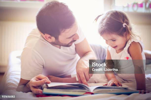 Fiaba - Fotografie stock e altre immagini di Leggere - Leggere, Padre, Bambino