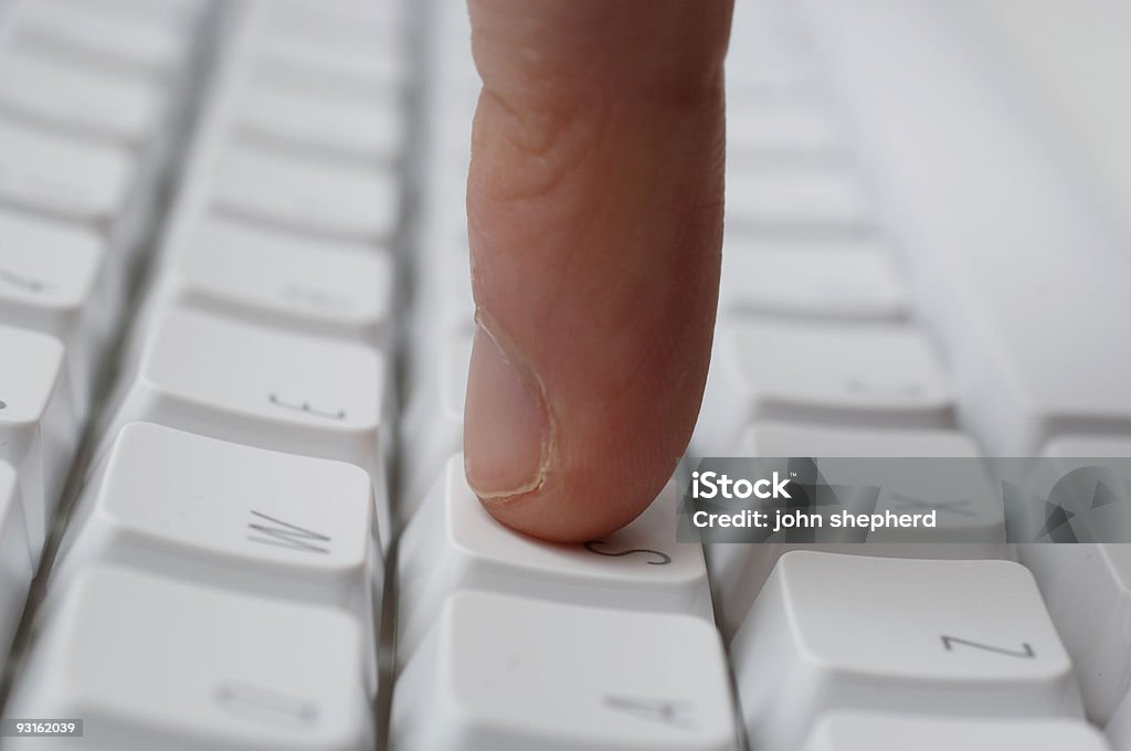 Dedo presionando clave en blanco de teclado de ordenador - Foto de stock de Adulto libre de derechos