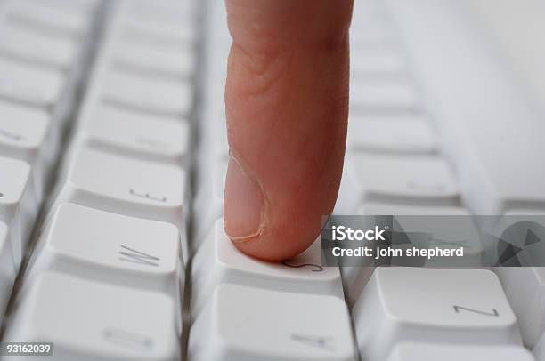 Dedo Presionando Clave En Blanco De Teclado De Ordenador Foto de stock y más banco de imágenes de Adulto