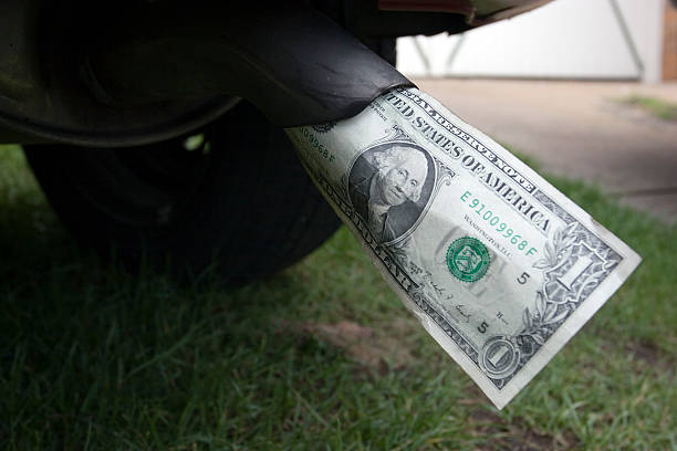 排気ドル 2 - currency odometer car gasoline ストックフォトと画像