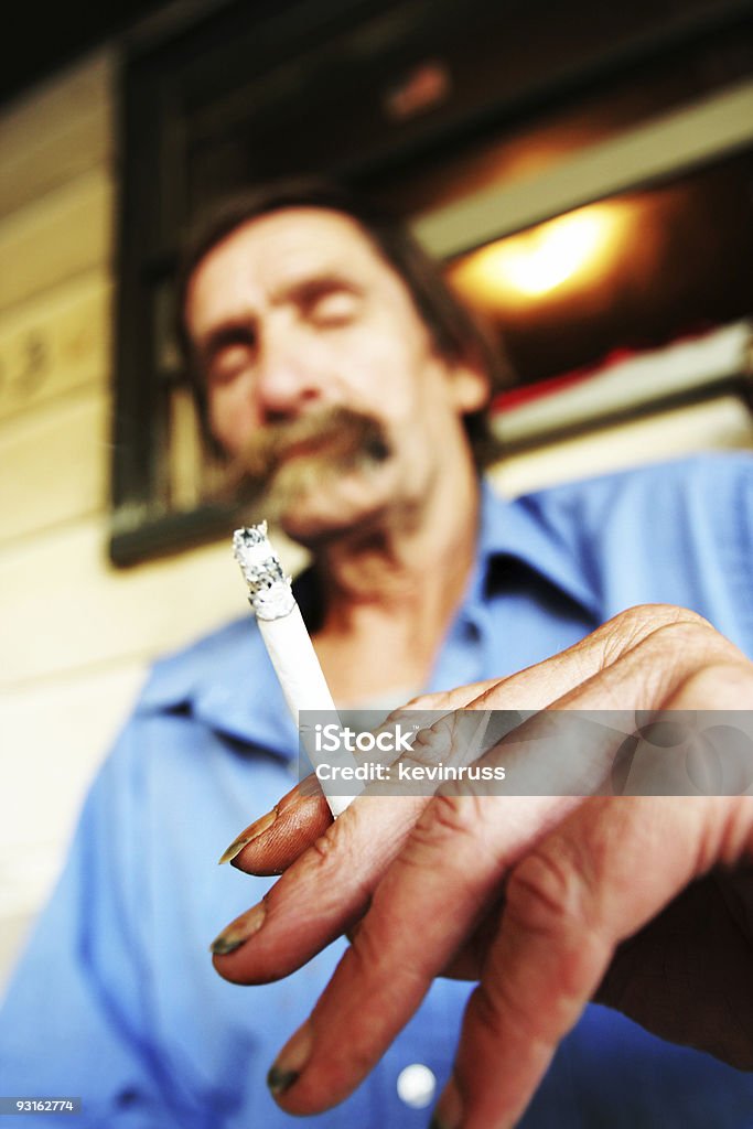 Velho homem com bigode e cigarros - Foto de stock de Acima royalty-free