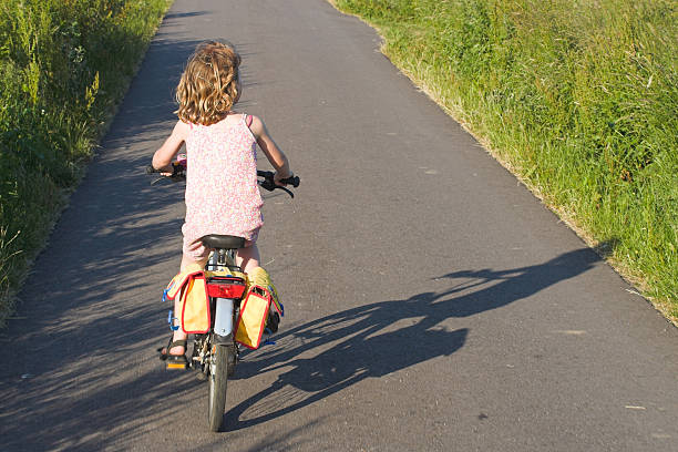 велоспорт и качаться в голландии - bikingpath стоковые фото и изображения