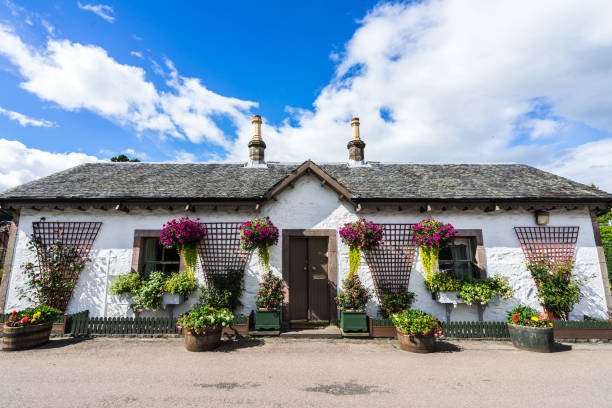 un pittoresco cottage in pietra nel villaggio di luss sulle rive di loch lomond, scozia - cottage scotland scottish culture holiday foto e immagini stock