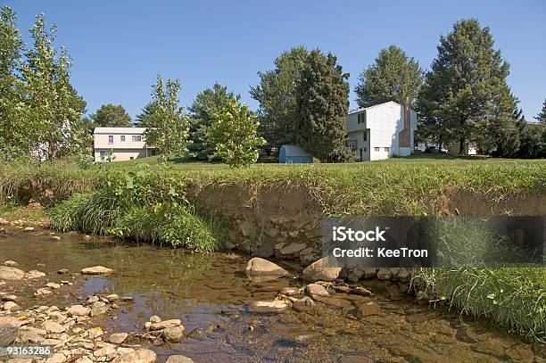 Photo libre de droit de Lérosion Du Centre De Villégiature Streamside banque d'images et plus d'images libres de droit de Boue - Boue, Démoli, Eau