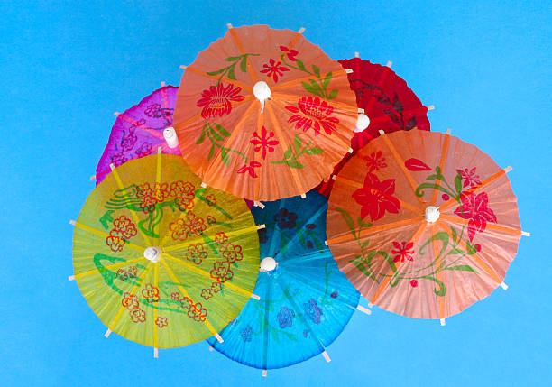 asiatische cocktail mit sonnenschirm#2 - drink umbrella umbrella parasol small group of objects stock-fotos und bilder