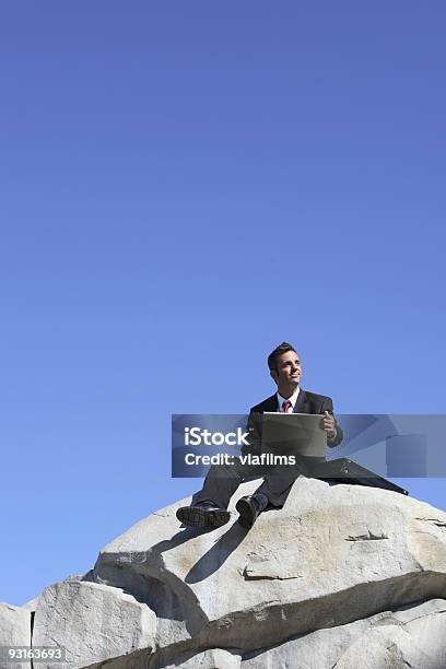 Empresário Sentado No Topo Da Rocha - Fotografias de stock e mais imagens de 30-34 Anos - 30-34 Anos, Adulto, Adulto de idade mediana