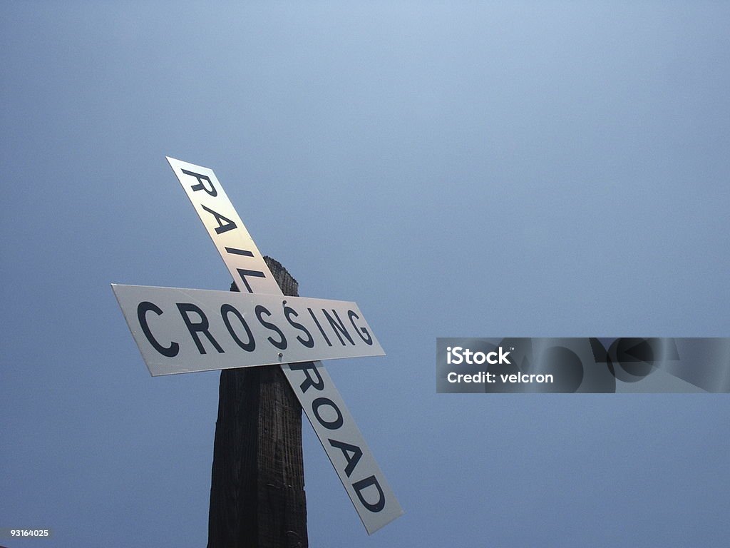 Calle cruce de tren - Foto de stock de Azul libre de derechos