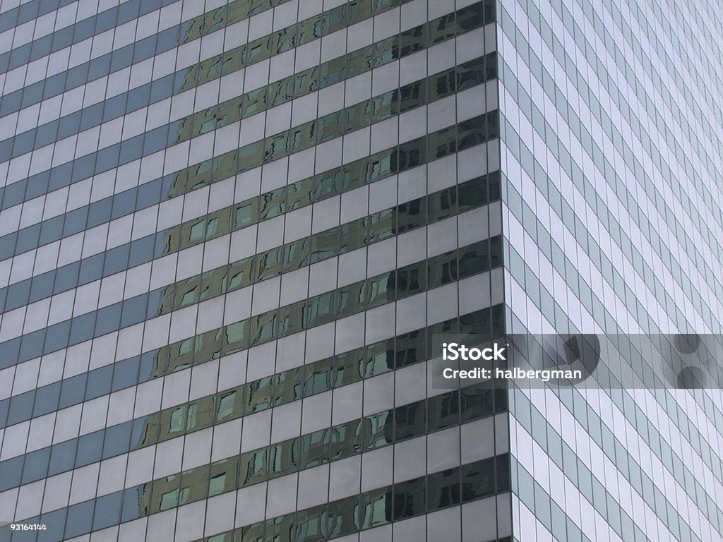 Rascacielos en esquina - Foto de stock de Bloque de Oficinas libre de derechos