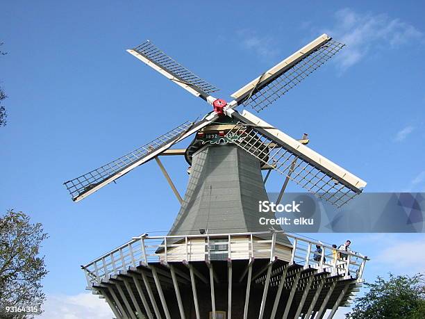 Europa Países Bajos Molino De Viento 1 De 2 Foto de stock y más banco de imágenes de Aire libre - Aire libre, Arquitectura, Azul