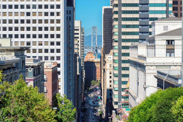 центр города сан-франциско - bay bridge san francisco county san francisco bay area landscaped стоковые фото и изображения