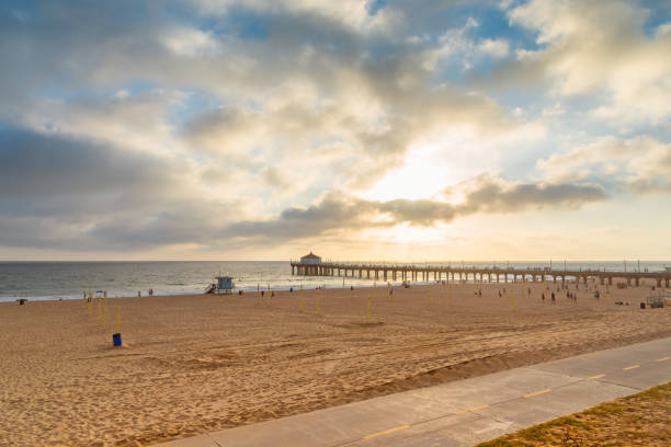 zachód słońca na manhattan beach - santa monica beach santa monica pier malibu california zdjęcia i obrazy z banku zdjęć