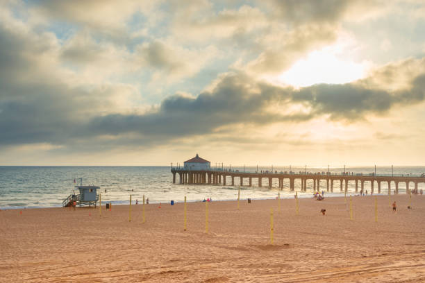 kalifornijska plaża o zachodzie słońca - santa monica beach santa monica pier malibu california zdjęcia i obrazy z banku zdjęć