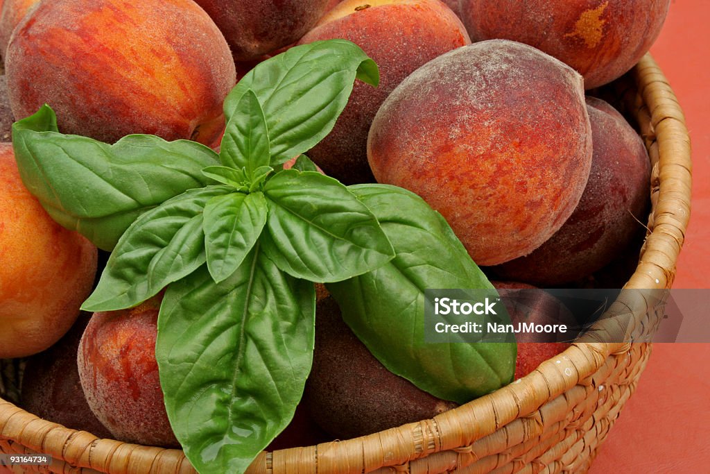 Peaches 및 허브 - 로열티 프리 바질 스톡 사진