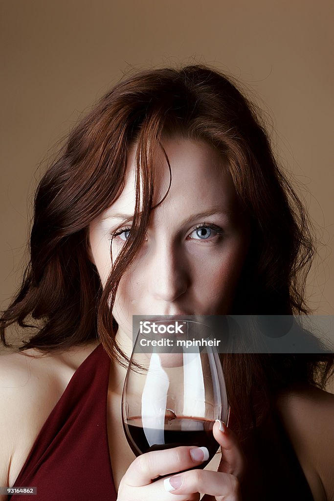 Rosso donna che tiene un bicchiere di vino - Foto stock royalty-free di Acqua