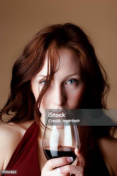 Rosso Donna Che Tiene Un Bicchiere Di Vino - Fotografie stock e altre immagini di Acqua - Acqua, Adulto, Alchol