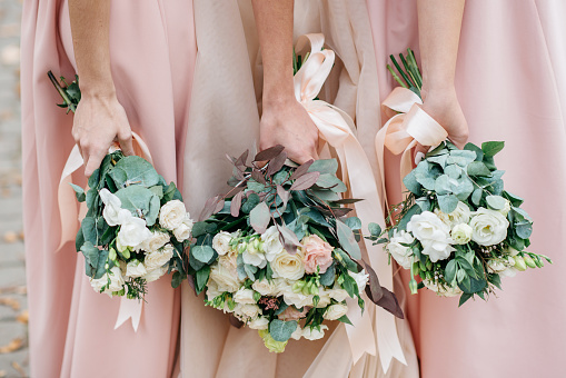 Boda flores en la mano de la novia y sus damas de honor. photo
