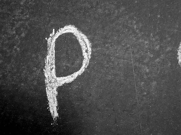 alfabeto-p-chalk - blackboard letter letterform writing - fotografias e filmes do acervo