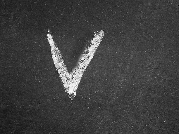 alfabeto-v-chalk - blackboard letter letterform writing - fotografias e filmes do acervo