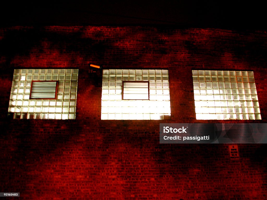 Industrial parede vermelha do windows - Royalty-free Apartamento Tipo Loft Foto de stock
