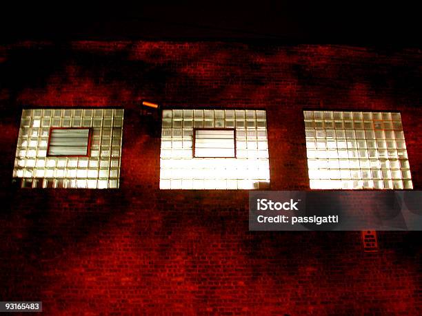 Industrial Parede Vermelha Do Windows - Fotografias de stock e mais imagens de Apartamento Tipo Loft - Apartamento Tipo Loft, Armazém, Assustador