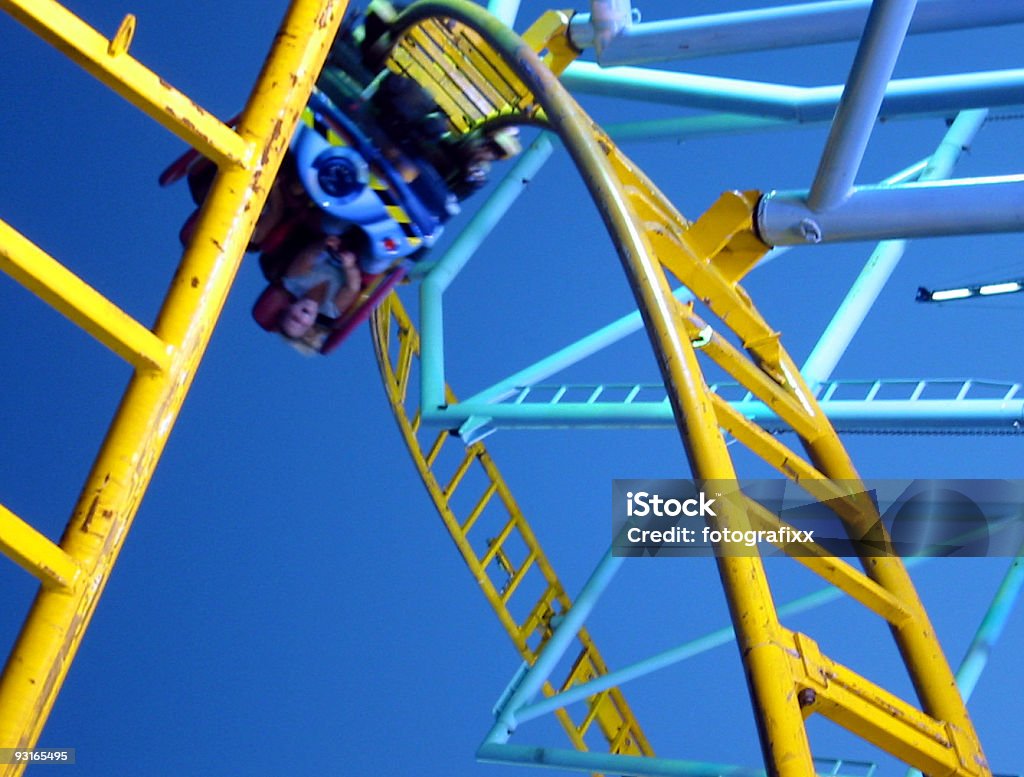 Montaña rusa en un parque de diversiones - Foto de stock de Conducir libre de derechos