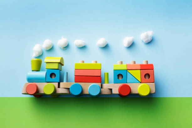 juguetes: tren de madera muerta - tren miniatura fotografías e imágenes de stock