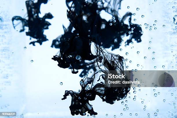 Czarny Atrament Spada - zdjęcia stockowe i więcej obrazów Morze - Morze, Wyciek ropy naftowej, Abstrakcja