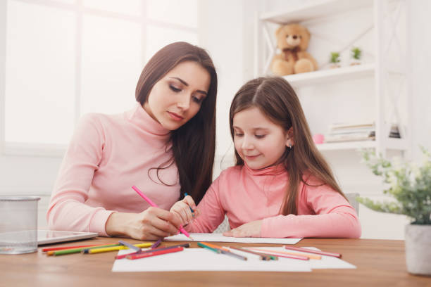 istock Mother drawing with her daughter 931661680