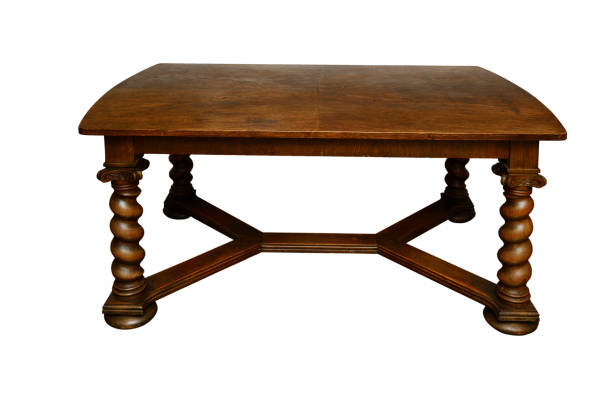 tavolo in rovere antico con gambe attorcigliate su sfondo bianco - foto stock