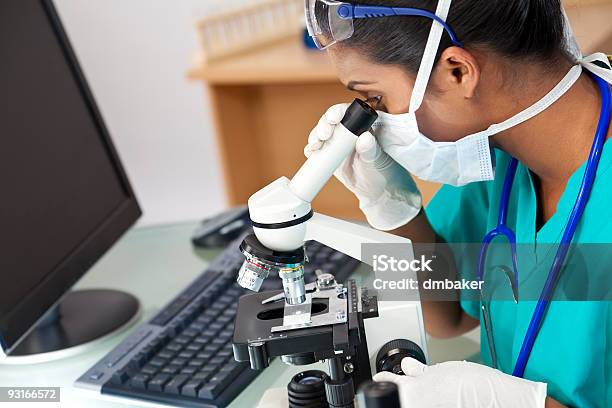 Mujer Asiática Médico O Científico Utilizando Un Microscopio En Los Análisis De Laboratorio Foto de stock y más banco de imágenes de Científico