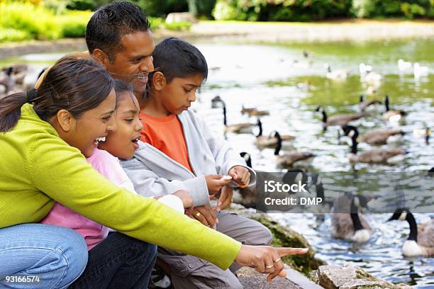 Indische Familie Im Freien Fütterung Ornament Im Teich Stockfoto und mehr Bilder von Familie