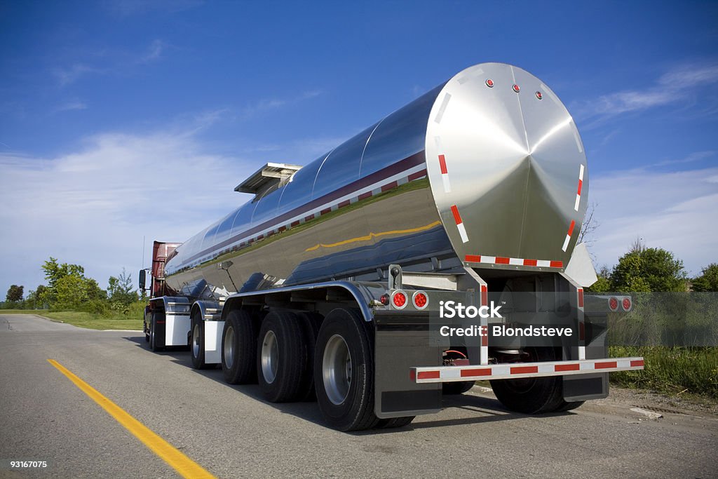 Silver fuel tanker auf der Straße geparkt - Lizenzfrei Tanklastwagen Stock-Foto