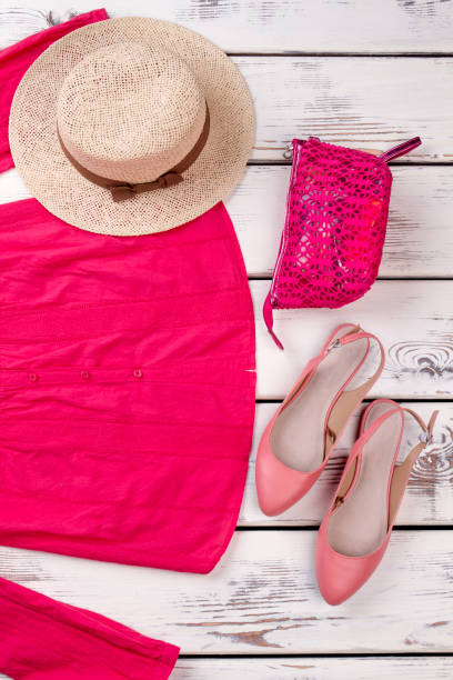 odzież damska: różowa bluzka, kapelusz plażowy, torebka i różowe buty. - pink perfume bracelet necklace zdjęcia i obrazy z banku zdjęć