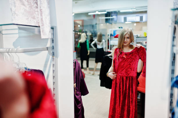 istock Girl in the mall. 931675542