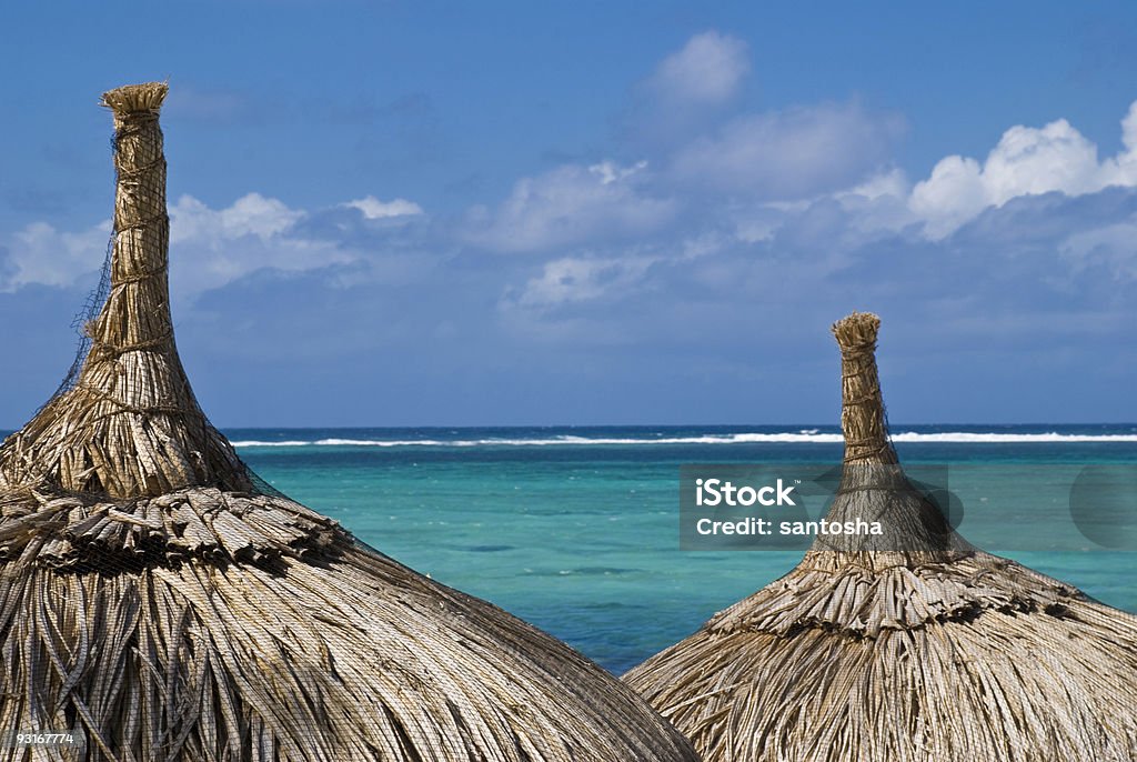 Vista da praia de Lagoa Turquesa sobre dois huts - Royalty-free Areia Foto de stock