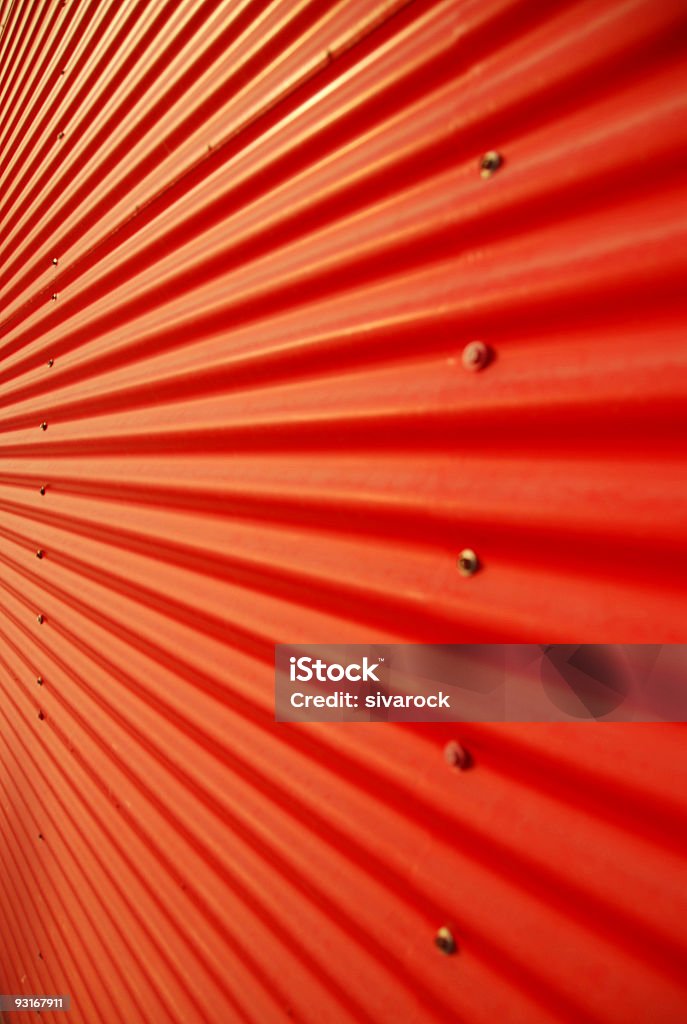 Rosso cartone ondulato in acciaio - Foto stock royalty-free di Rosso