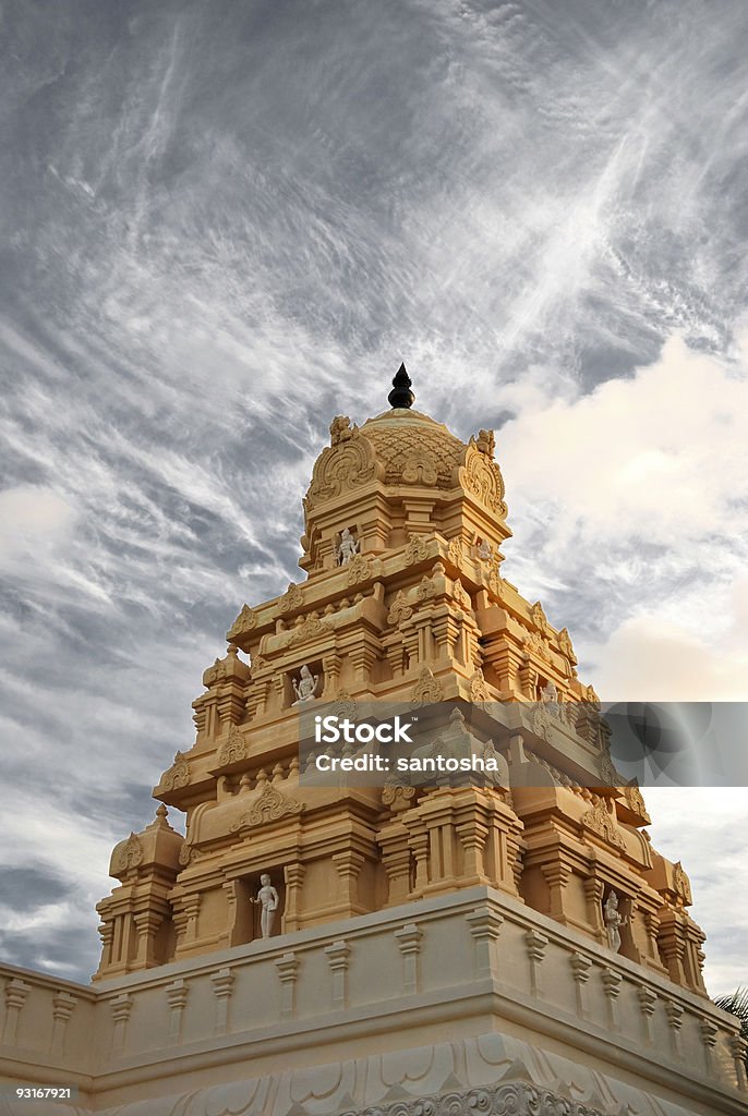 Templo Hindu ao nascer do sol - Foto de stock de Amarelo royalty-free