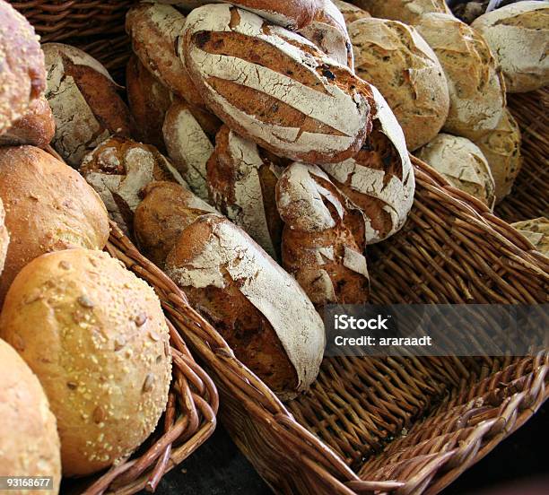 Pão Integral - Fotografias de stock e mais imagens de Alimentação Saudável - Alimentação Saudável, Cacete - Pão, Carcaça
