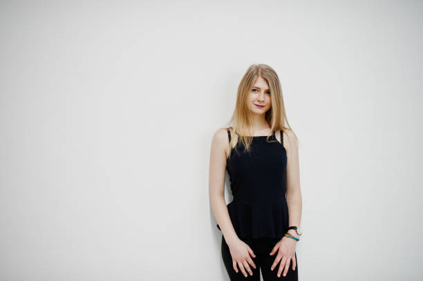 istock Girl in the mall. 931686966