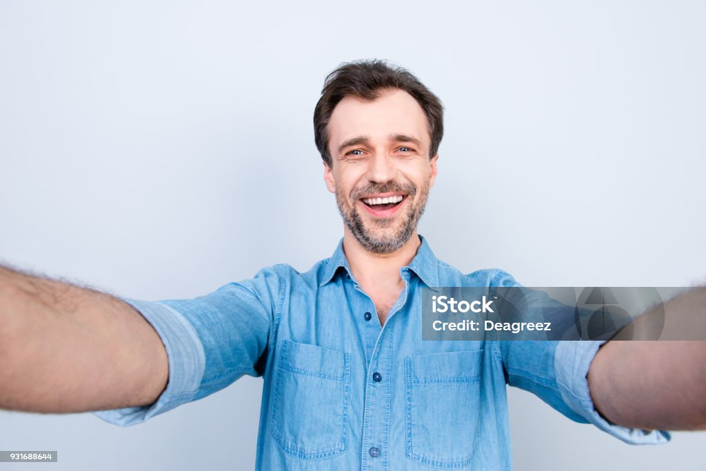 Personas persona refresco éxito fortuna concepto de negocio. Close up retrato de la alegre entusiasmado sorprendido sorprendido, casual jeans mezclilla ropa, tomando el cuadro del uno mismo aislado sobre fondo gris - Foto de stock de Autofoto libre de derechos