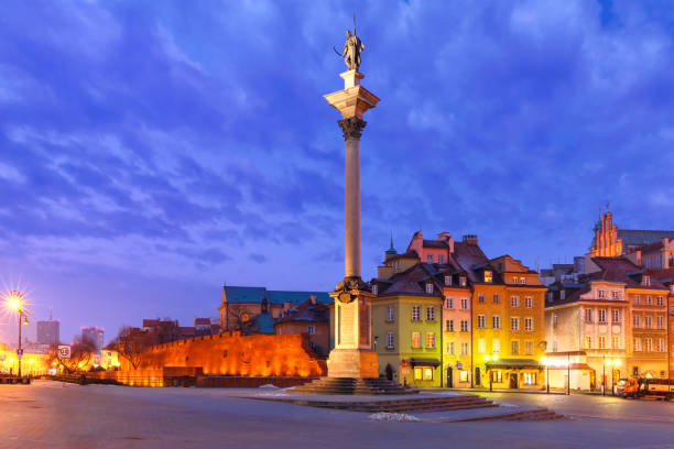 istock Castle Square at night in Warsaw, Poland 931692352