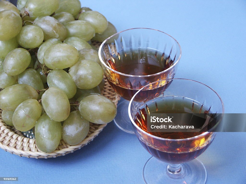 Uvas y el coñac - Foto de stock de Acostado libre de derechos
