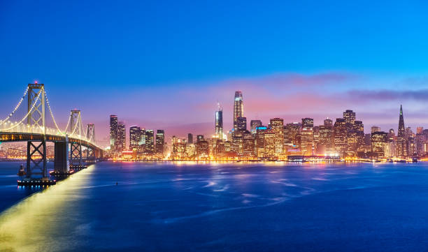 skyline de san francisco en la puesta del sol, california, eeuu - golden gate bridge san francisco county san francisco bay bay fotografías e imágenes de stock