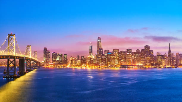 サン フランシスコ スカイライン夕日、カリフォルニア、米国 - san francisco county golden gate bridge skyline night ストックフォトと画像