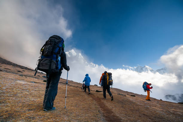 треккер в долине хумбу на пути к базовому лагерю эверест - trail ride стоковые фото и изображения