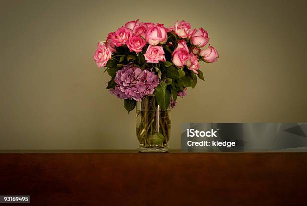 Vintage Rosen Auf Holzboard Stockfoto und mehr Bilder von Altertümlich - Altertümlich, Blume, Blumenbouqet