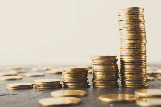 istock Increasing columns of gold coins on table 931697246