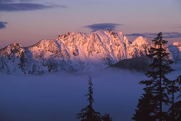 maestoso paesaggio di montagna invernale - cascade range mountain alpenglow winter foto e immagini stock