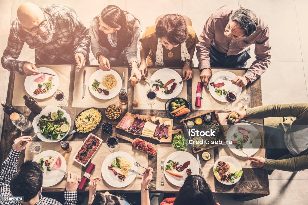 Grupo de personas con comida cena de convivencia - Foto de stock de Adulto libre de derechos